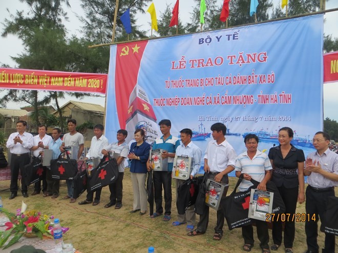 Le ministère de la santé distribue des kits de secours médical aux pêcheurs de Hà Tinh - ảnh 1
